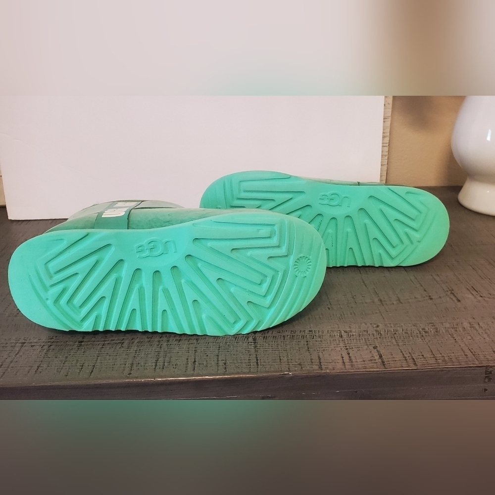 UGG Women Size 5  Aqua Boots - Picture 4 of 8